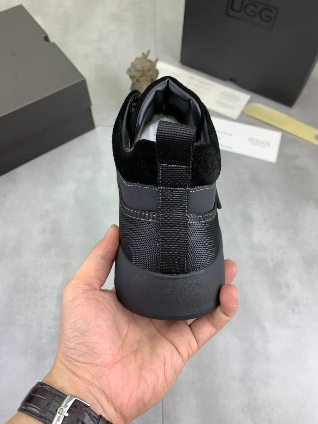 Men's shoes 💰P640 New arrival 🆕🆕🆕 New IUGGI men's shoes. Real cowhide on the outside. Australian wool on the inside. Lightweight and easy to put on. The brand logo has a high-end feel. Men's style! Men's style! Retro outdoor shoes are rarely seen on the market. They look great on the feet. Mainly because they are so stylish. Color: black, gray, maroon. Size: 39-44 999-20